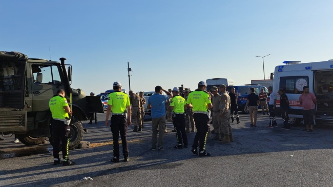 Askeri araç TIR'a çarptı! 10 asker yaralandı