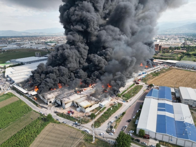 Bursa’daki yangına 3 helikopter havadan müdahale ediyor