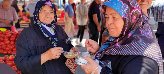 Orhaneli Belediyesi'nden vatandaşlara aşure ikramı