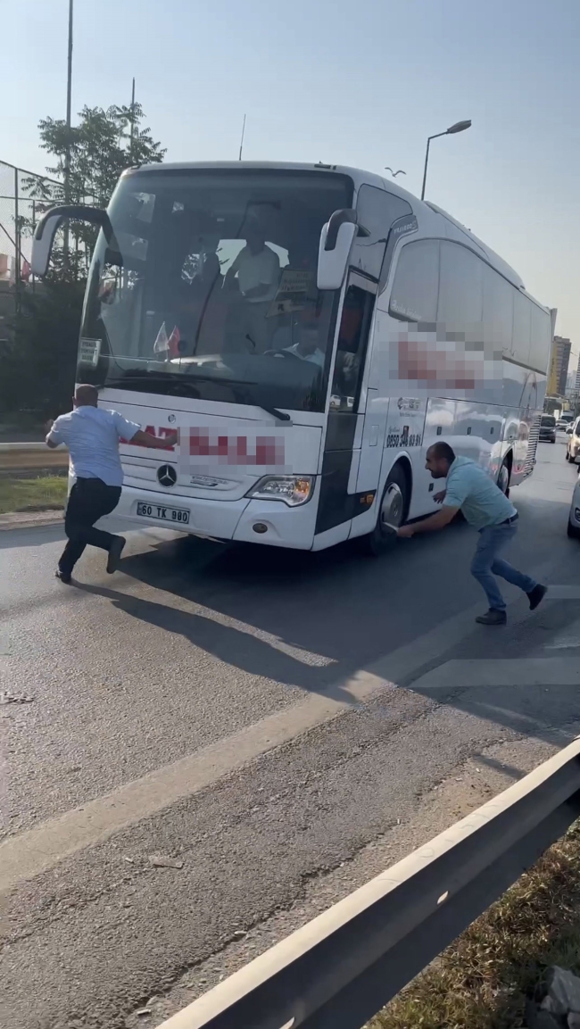 Kendisini uyaran muavine bıçak çekti