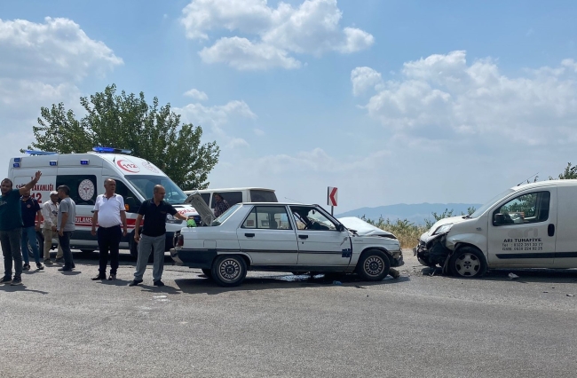 Osmaniye'de iki araç kafa kafaya çarpıştı