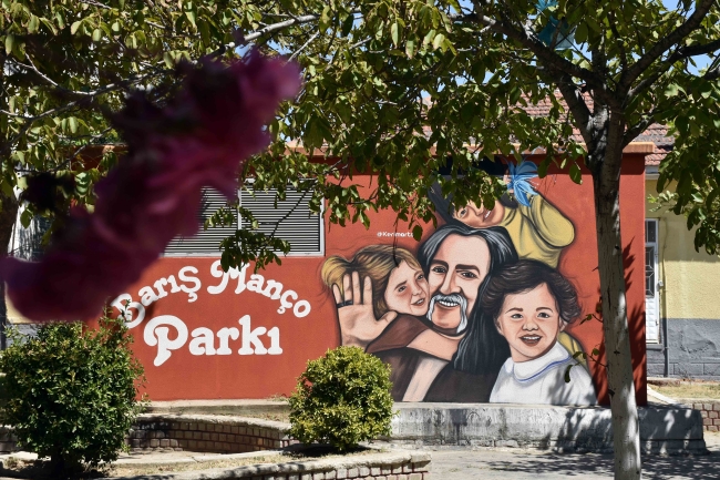 Bu parka gelenleri Barış Manço karşılıyor