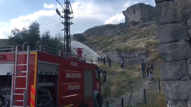 Kars Kalesi’nin eteklerinde yangın paniği