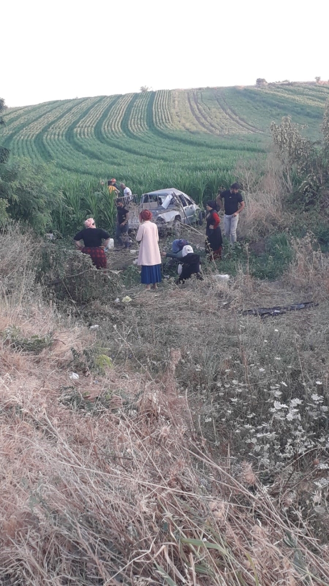 Bursa'da işçileri taşıyan kamyonet tarlaya uçtu! 3 ölü, 11 yaralı