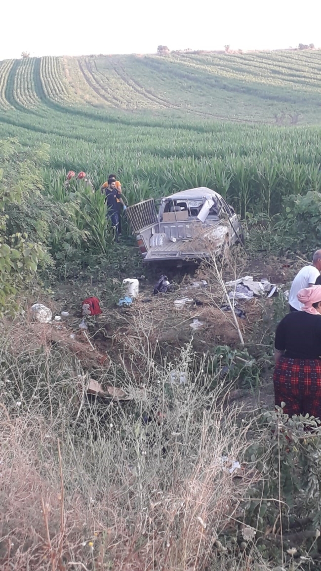 Bursa'da işçileri taşıyan kamyonet tarlaya uçtu! 3 ölü, 11 yaralı