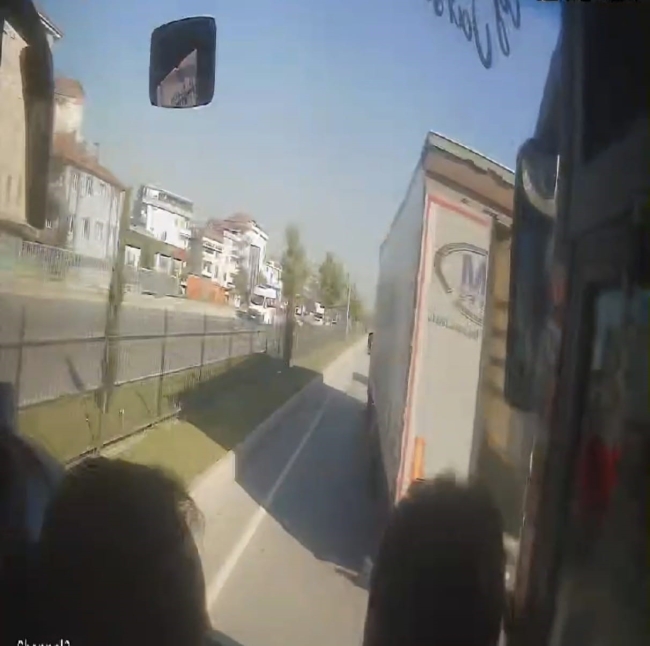 Yolcu otobüsü TIR'a çarptı: 2 yaralı