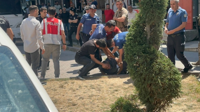 Bayi cinayetindeki şüphelilerin sevk edildiği adliyede olay