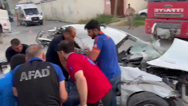 Otomobil park halindeki TIR'a çarptı: 2 ölü, 2 yaralı
