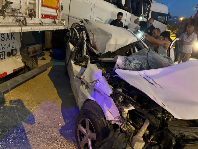 Otomobil park halindeki TIR'a çarptı: 2 ölü, 2 yaralı