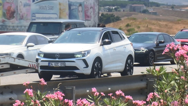 Şarkıcı Kutsi benzini bitince yolda kaldı