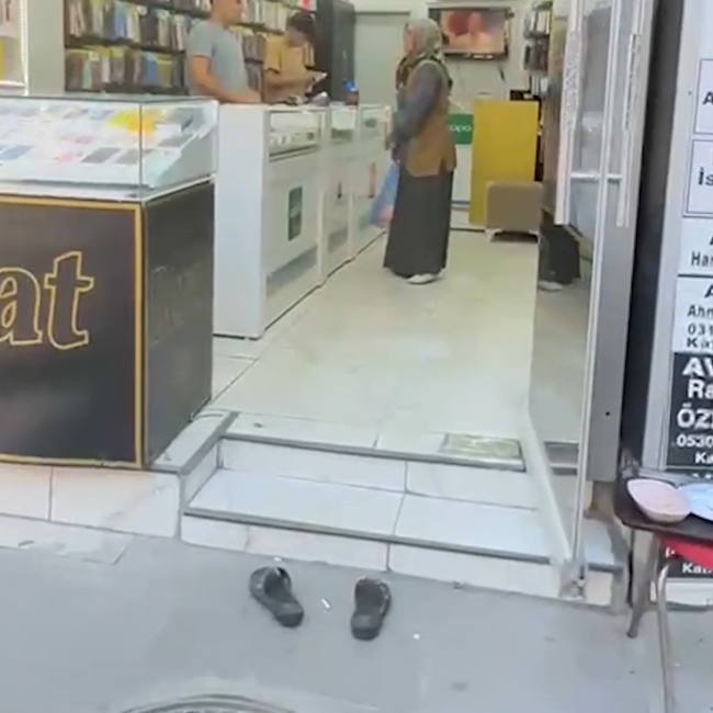 "Kirlenmesin" diye terliklerini çıkartarak iş yerine giren yaşlı kadın: "Kızarlar diye korkuyorum"