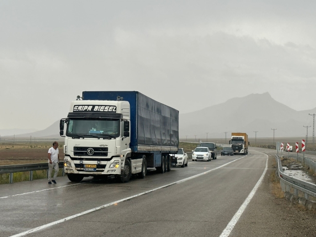 Türkiye-İran yolu sele teslim oldu