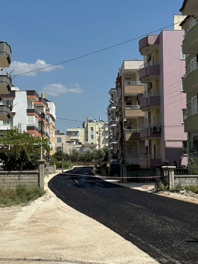Mut'ta asfaltlama çalışmaları sürüyor