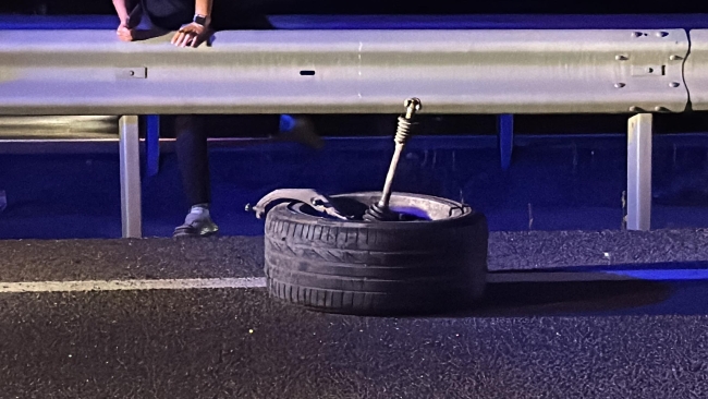 Otomobilin lastiği çıktı, çarpan minibüs şarampole düştü
