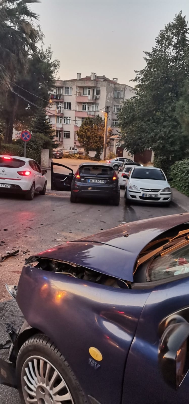 Bursa'da yine aynı kavşak, yine kaza!