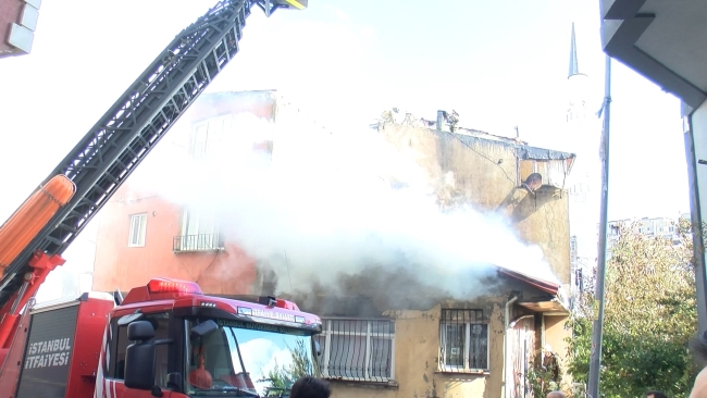 Kağıthane'de korkutan yangın! 3 binaya sıçradı