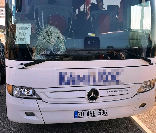Otobüs çarpan eşini bir an olsun bırakmadı!