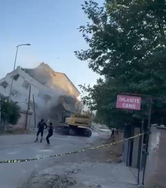 Yıkım sırasında korku dolu anlar!