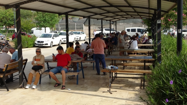 Öğretmen adayları içeride aileler dışarıda ter döktü