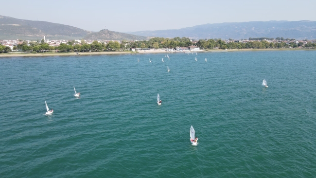 İznik Gölünde heyecan dolu yelken yarışları