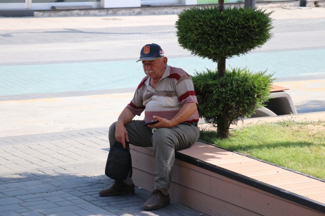 Belediyenin süs havuzu çocukların aquaparkı oldu