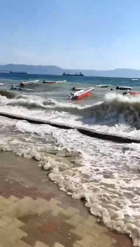 Bursa'da dalgalar sahil yoluna taştı
