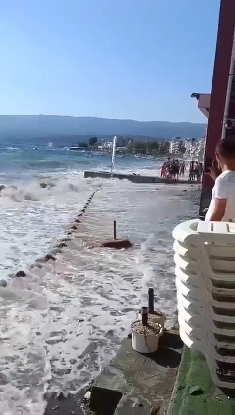 Bursa'da dalgalar sahil yoluna taştı