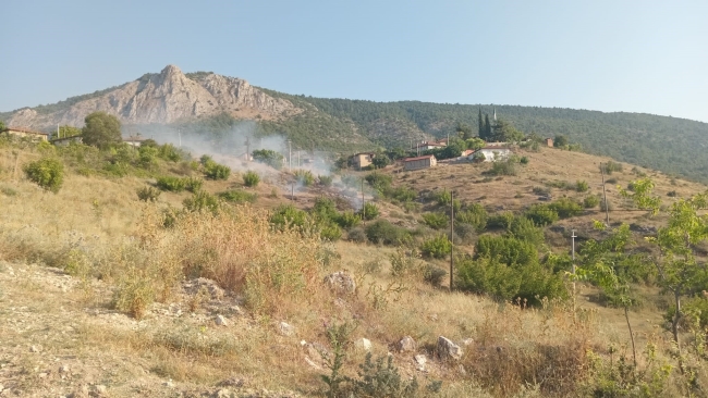 Kopan elektrik telleri yangına sebep oldu