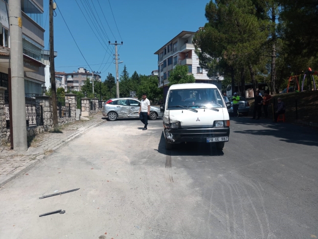 Karabük'te panelvan ile otomobil çarpıştı: 4 yaralı