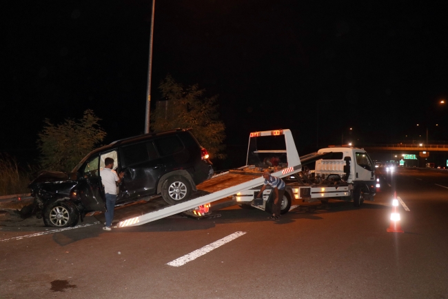 Yolda bırakılan arızalı aracı cip biçti