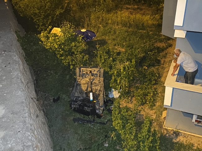 Otomobil istinat duvarından uçtu: 1 yaralı