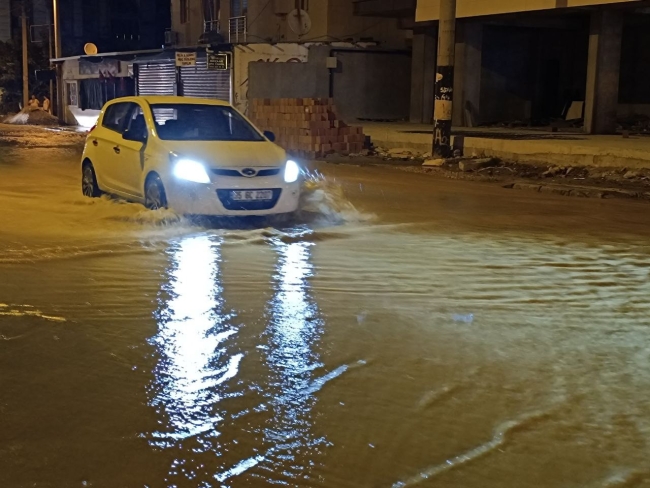 İzmir'de hareketli gece: 2 mahalleyi su bastı