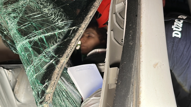 Tomruk yüklü TIR'a minibüs çarptı