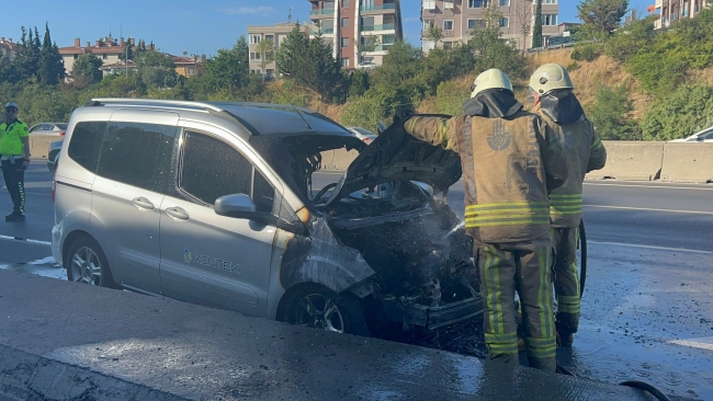 Yangın otoyolda uzun araç kuyrukları oluşturdu