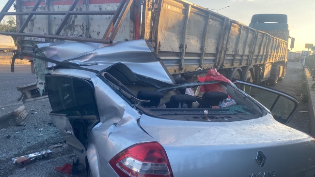 Bursa'da TIR'a çarpan otomobil 4 kişiye mezar oldu