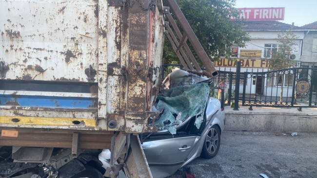 Bursa'da TIR'a çarpan otomobil 4 kişiye mezar oldu