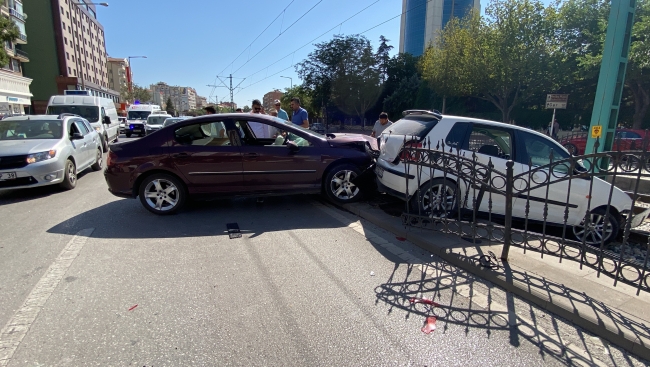 Feci kaza! Tramvay yoluna düştü