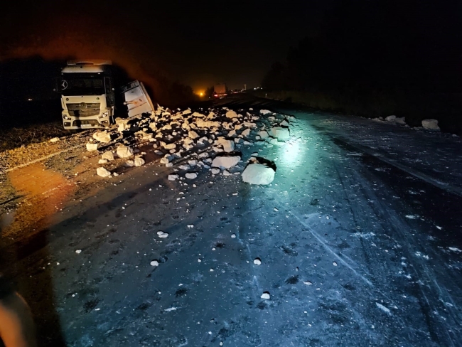 Taş yüklü TIR devrildi