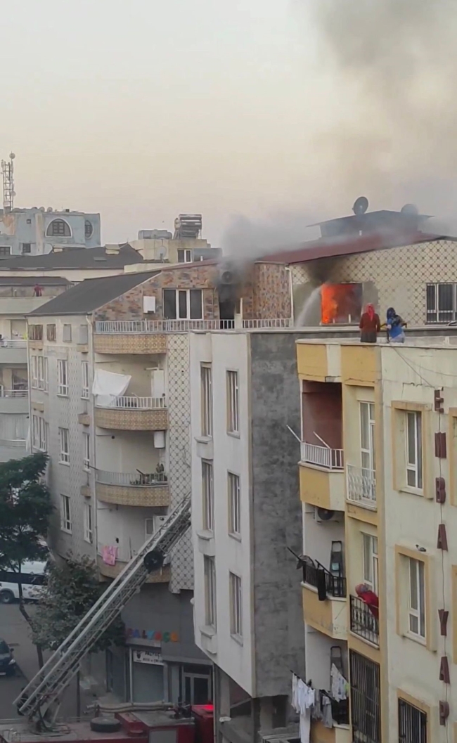 Madde bağımlısı oğlu evini yaktı