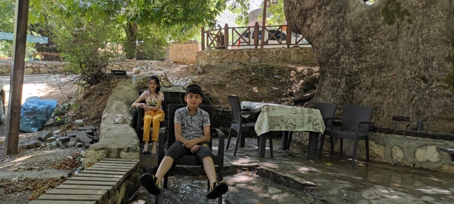 Bunaltıcı sıcaklıkta serinlemek isteyen vatandaşlar dere yataklarına akın ediyor