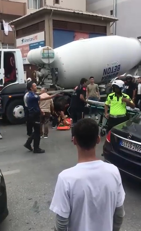 Yaşlı adam beton mikserinin altında kaldı