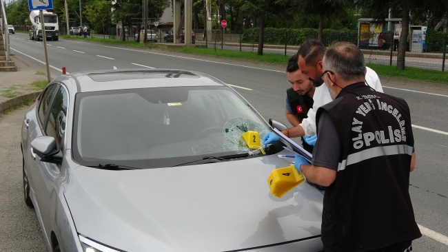 Üst geçidi kullanmayan kadına otomobil çarptı!