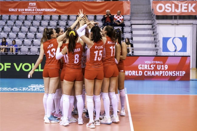 U19 Kadın Milliler namağlup yarı finalde