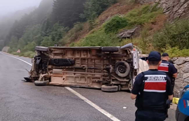 Bursa'da tarım işçilerini taşıyan minibüs devrildi: 10 yaralı