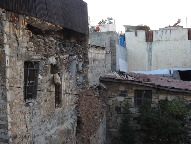 Kilis'te ağır hasarlı binanın duvarı çöktü