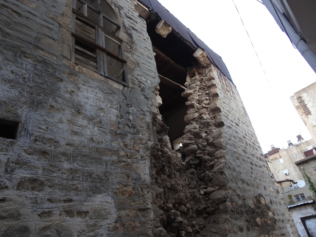 Kilis'te ağır hasarlı binanın duvarı çöktü