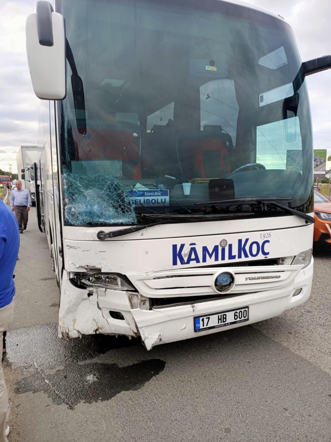 Yolcu otobüsü ile otomobil çarpıştı! 1 ölü, 2 yaralı