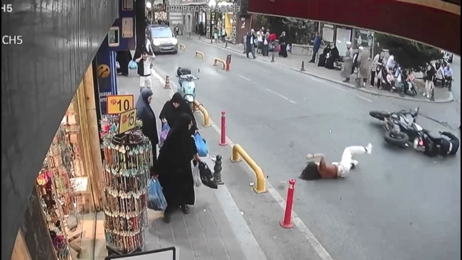 Skuterla motosiklet kafa kafaya çarpıştı: 2 yaralı