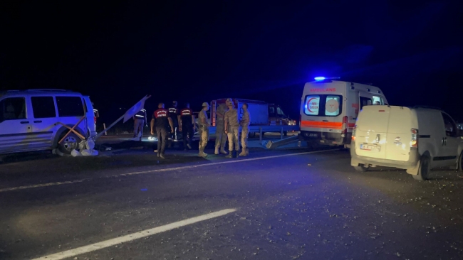 Yardım için gidenleri minibüs biçti! 3 ölü, 7 yaralı