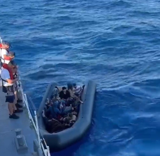 Bodrum'da 13 düzensiz göçmen kurtarıldı, 25'i yakalandı